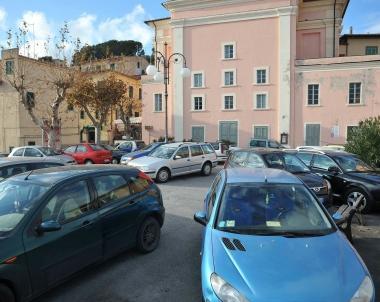 Due immagini di piazza Gramsci 