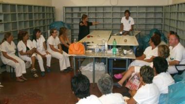 Una riunione delle lavoratrici della coop Agorà e alcuni bambini