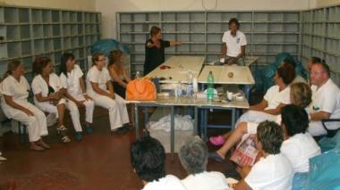 Una riunione delle lavoratrici della coop Agorà e alcuni bambini