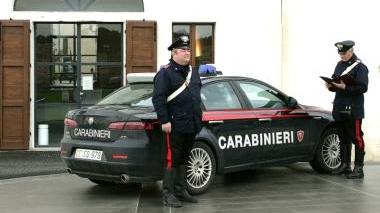 Carabinieri davanti al Comune, a destra Riccardo Del Ghianda