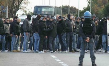 <b>VIALE ITALIA.</b> I tifosi veronesi scesi dal pullman. Accanto la carica di polizia e carabinieri allangolo con via dei Pensieri poco prima dellinizio del match 