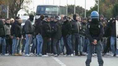 <b>VIALE ITALIA.</b> I tifosi veronesi scesi dal pullman. Accanto la carica di polizia e carabinieri all’angolo con via dei Pensieri poco prima dell’inizio del match