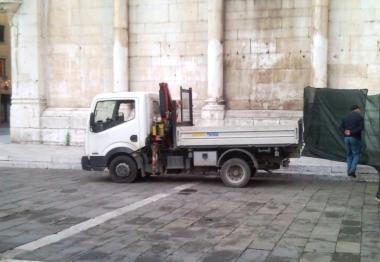 A destra, un camion in sosta in piazza San Michele in questi giorni; sotto, Stefano Zini, uno dei portavoce del comitato degli ambulanti del mercato 
