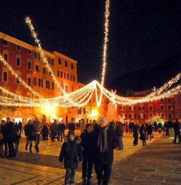 Le luminarie dello scorso Natale in piazza Alberica    