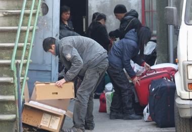 Sotto limprenditore Giulin parla con il collega Gabriele Zhang allassemblea degli industriali a destra cinesi con i bagagli dopo un controllo della polizia 