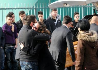 <b>DISPERAZIONE.</b> Di parenti e amici allarrivo della bara di Massimiliano Saitta    