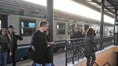 Pendolari alla stazione e un incontro con l’assessore Ceccobao (a sinistra)