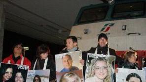 Sui binari della stazione di Viareggio: la protesta dei familiari delle vittime della strage