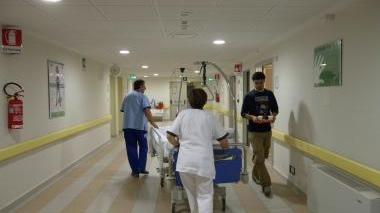 Operatori socio sanitari in una corsia di ospedale