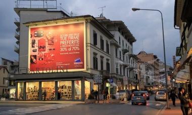 Il poster delloutlet di Barberino al centro delle polemiche 