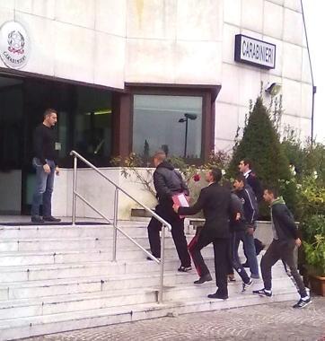 Da sinistra a destra, gli arrestati mentre salgono le scale del comando di Pistoia, la merce recuperata, i carabinieri davanti al centro Coop e la parete scalata dai ladri per salire sul tetto 