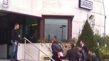 Da sinistra a destra, gli arrestati mentre salgono le scale del comando di Pistoia, la merce recuperata, i carabinieri davanti al centro Coop e la parete scalata dai ladri per salire sul tetto