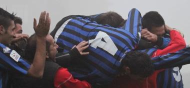 Mucchio selvaggio dopo il 2-2; qui sopra un cross di Benedetti   