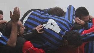 Mucchio selvaggio dopo il 2-2; qui sopra un cross di Benedetti