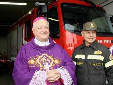Il vescovo e il comandante Bennardo dopo la benedizione dei mezzi 