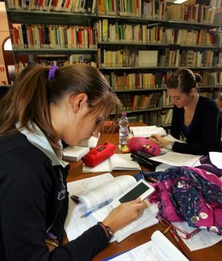 Due ragazze in biblioteca a Empoli      
