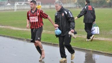 <b>L’INFORTUNIO. </b>Simone Angeli accompagnato dal Riccardo Malfatti esce dal campo