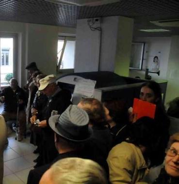 in coda per lesenzione ticket agli sportelli del distretto   