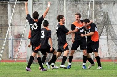 I giocatori del Pescia Uzzanese esultano dopo il gol          