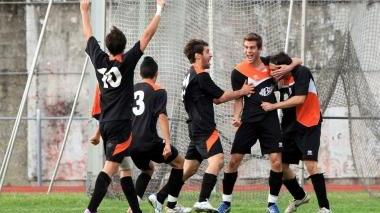 I giocatori del Pescia Uzzanese esultano dopo il gol