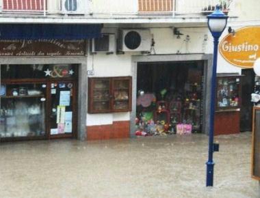 Negozi danneggiati dallalluvione 