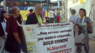 Andrea Palestini (al centro) alla festa del Pd a Genova per protestare contro la presenza di Moretti (Fs)