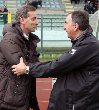 <b>STIMA RECIPROCA.</b> La stretta di mano fra Mangone e Bertolucci a inizio gara    