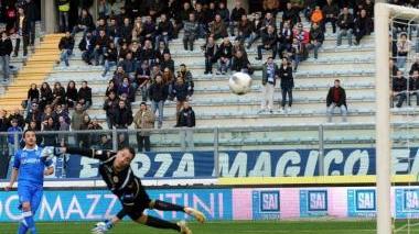 In alto da sinistra: lo splendido gol del 2-0 firmato da Flavio Lazzari, il presidente Fabrizio Corsi e la gioia degli azzurri a fine partita Qui sopra il tecnico Guido Carboni mentre detta le indicazioni ai suoi