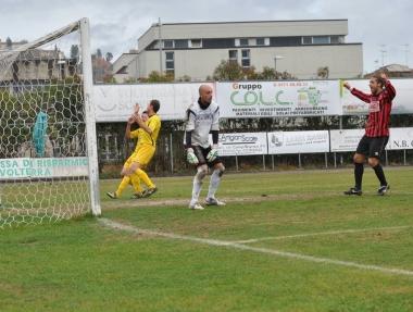 <b>IL GOL DI GRANITO. </b>Settima rete per la punta che sigla il 3-0 (gazzettalucchese) 
