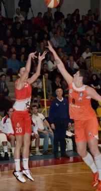 Willis al tiro contrastata da McCarville (foto Vasco Favilla) 