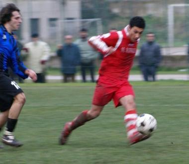 Una conclusione di Candrian, uno dei migliori, a destra Dedja autore del gol dellAudace e sotto il giovane centrocampista Marco Bracali  