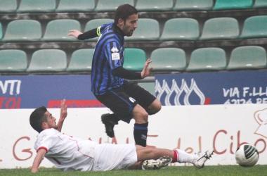 A sinistra Ciccio Favasuli in azione, a destra Poli esulta dopo l1-0 al 40 del primo tempo  