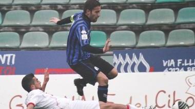 A sinistra Ciccio Favasuli in azione, a destra Poli esulta dopo l’1-0 al 40’ del primo tempo
