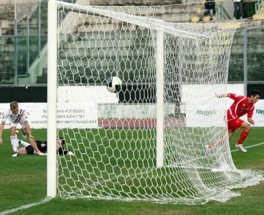<b>LA MAGIA...</b> Cristiani di esterno supera Bellucci con la palla che si insacca in rete 