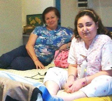 <strong>MADRE E FIGLIA.</strong> Anna Lisa Russo in ospedale e, alle sue spalle, la mamma Roberta Romani