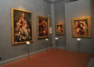 <strong>MECENATE </strong>Gianfranco Luzzetti e (a sinistra) alcune opere della mostra “La Bella Maniera” del 2008