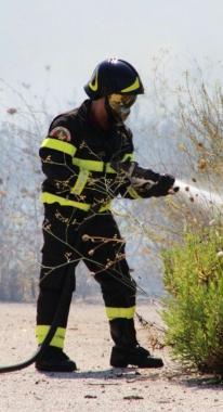Un vigile del fuoco in azione a San Marco