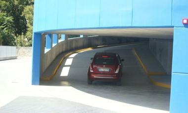 Una delle rampe di accesso al parcheggio pubblico a pagamento (con tariffa oraria) dellOdeon 