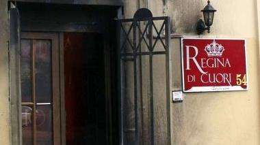 L’insegna del locale Regina di cuori L’inaugurazione è prevista per giovedì
