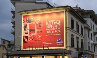 Il cartellone con la pubblicit&agrave; e gli sconti delloutlet a Barberino del Mugello 