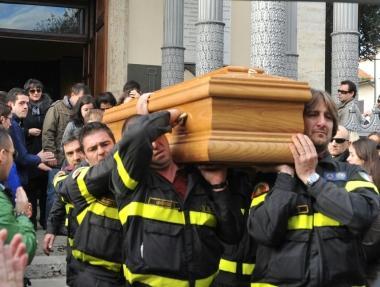 La sirena dei vigili del fuoco per l'ultimo saluto a Massi