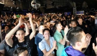Si balla nel pomeriggio nella discoteca per quindicenni