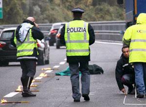 Suicida in autostrada investito da due camion
