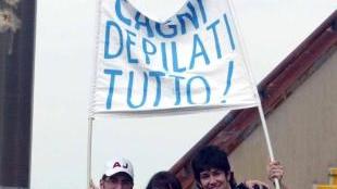 Uno striscione dei tifosi dopo il “sacrificio” dei baffi