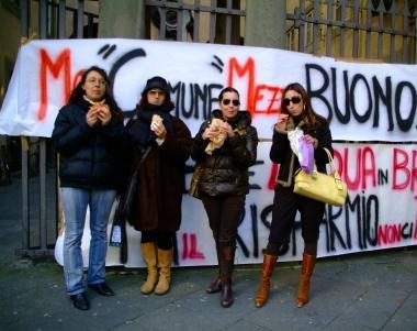 Una protesta del comitato per i buoni pasto mensa   