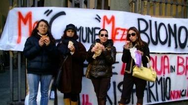 Una protesta del comitato per i buoni pasto mensa