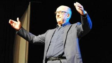 Paolo Hendel a teatro durante uno spettacolo
