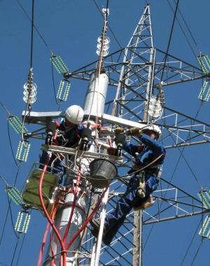 Una squadra dellEnel al lavoro 