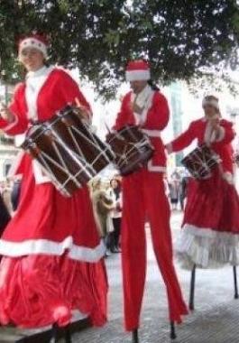 Il Samba dei Babbo Natale sui trampoli     