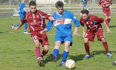 Viviani con la palla circondato da due avversari 